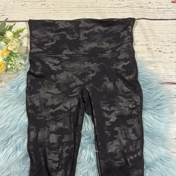 Spanx Faux Leather Leggings High Rise Matte Black Camo - Picture 5 of 9
